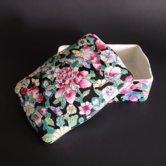 ‼️SOLD‼️ Handpainted 'Thousand flowers' Chinese Porcelain Ceramic Trinket Box - Picture 2 of 11